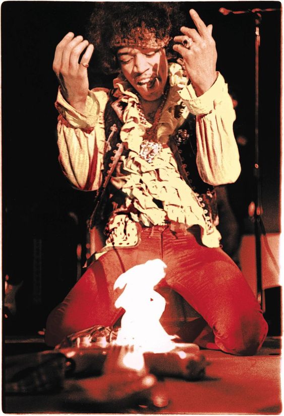 Imagem histórica de Jimi colocando sua guitarra em chamas.